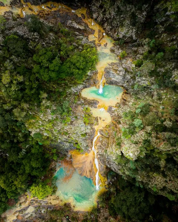 Cascada Su Fossu de su Para en el territorio de Villaputzu, Sarrabus