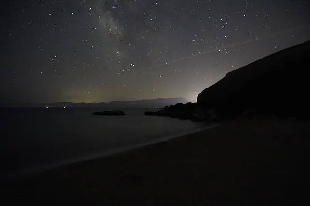 Cala Cartoe nel territorio di Dorgali sotto il cielo stellato