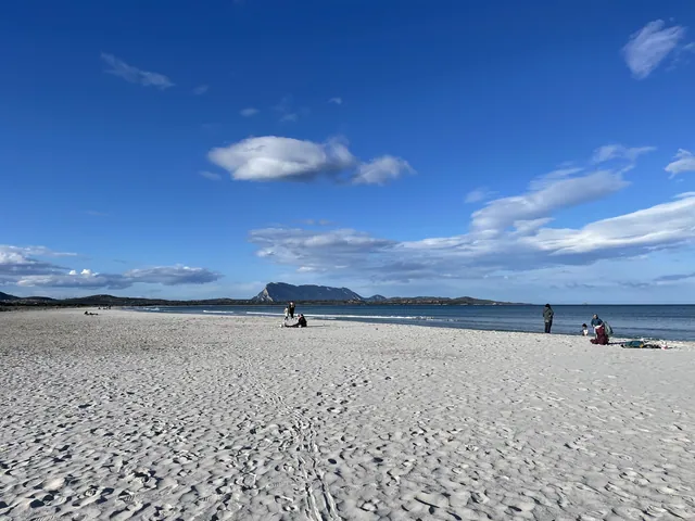 Vista di Tavolara dalla spiaggia La Cinta di San Teodoro