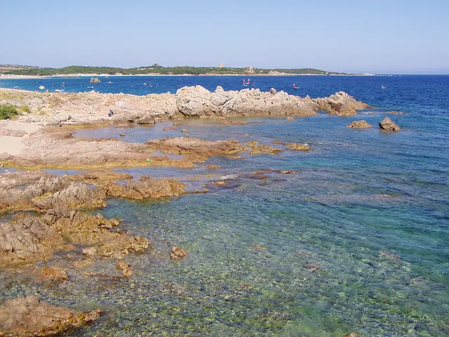 Spiaggia e torre di Vignola Mare ad Aglientu