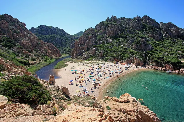 Spiaggia di Li Cossi tra i graniti di Costa Paradiso