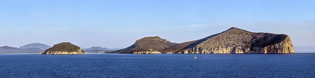 Isola di Figarolo e promontorio di Capo Figari a Golfo Aranci