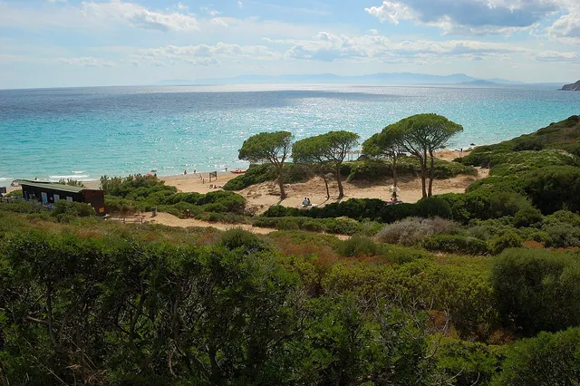 Acqua trasparente nella spiaggia di Mari Pintau