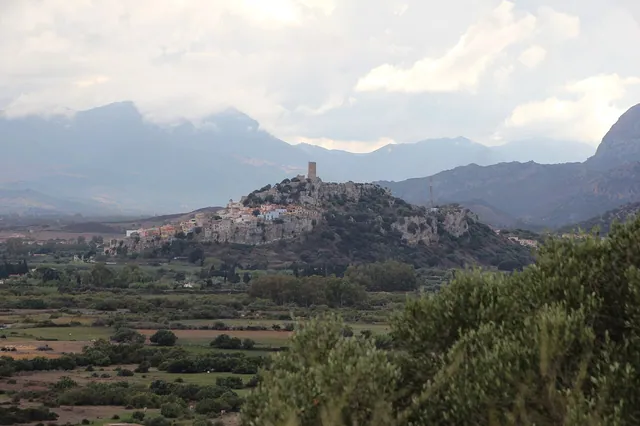 Panorama del borgo di Posada e del Castello della Fava