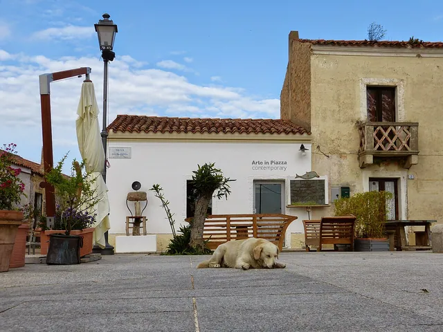 Piazza della chiesa nel borgo di San Pantaleo