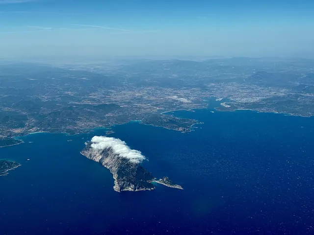 Isola di Tavolara vista dalla costa nord-orientale della Sardegna