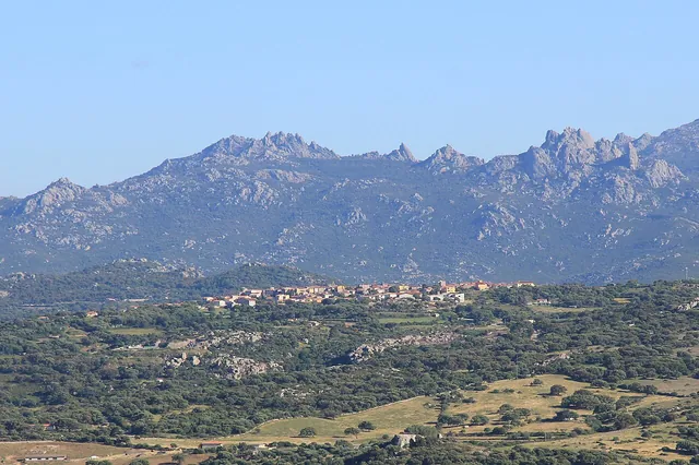 Panorama del paese di Luras in Alta Gallura