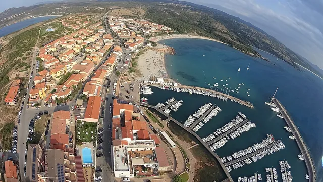 Veduta aerea di Isola Rossa nel nord Sardegna