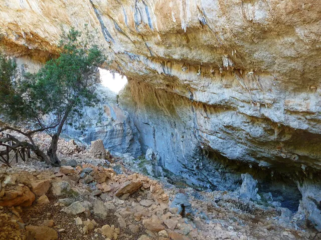 Resti del villaggio nuragico di Tiscali all’interno della dolina