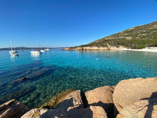 Cala Corsara sull'isola di Spargi nell'Arcipelago di La Maddalena