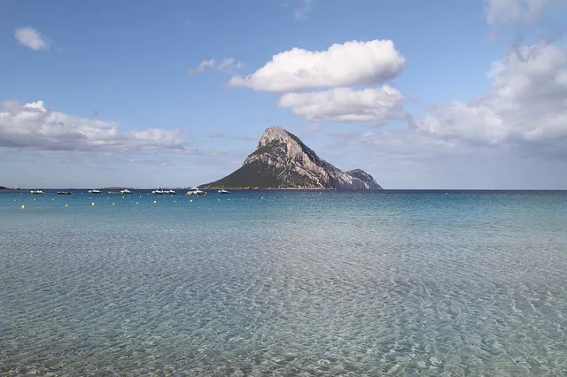 Isola di Tavolara vista dalla spiaggia di Porto Taverna