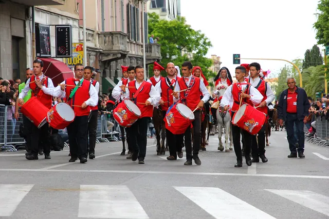 Tamburini in costume tradizionale alla Cavalcata Sarda di Sassari