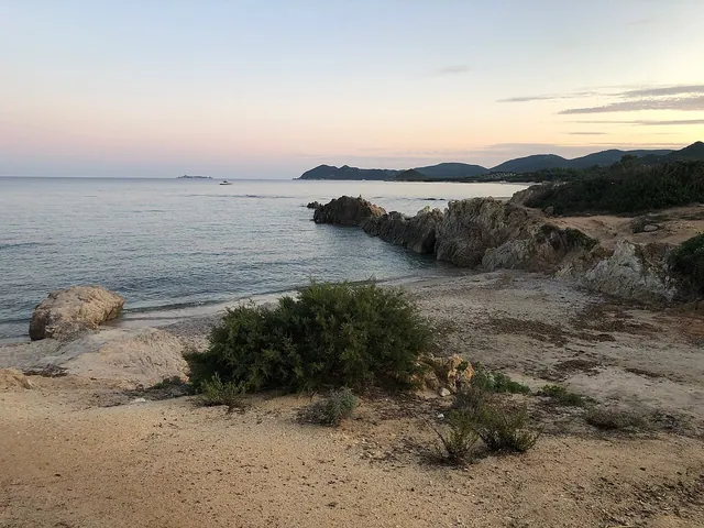 Spiaggia e mare trasparente a Costa Rei nel sud-est della Sardegna