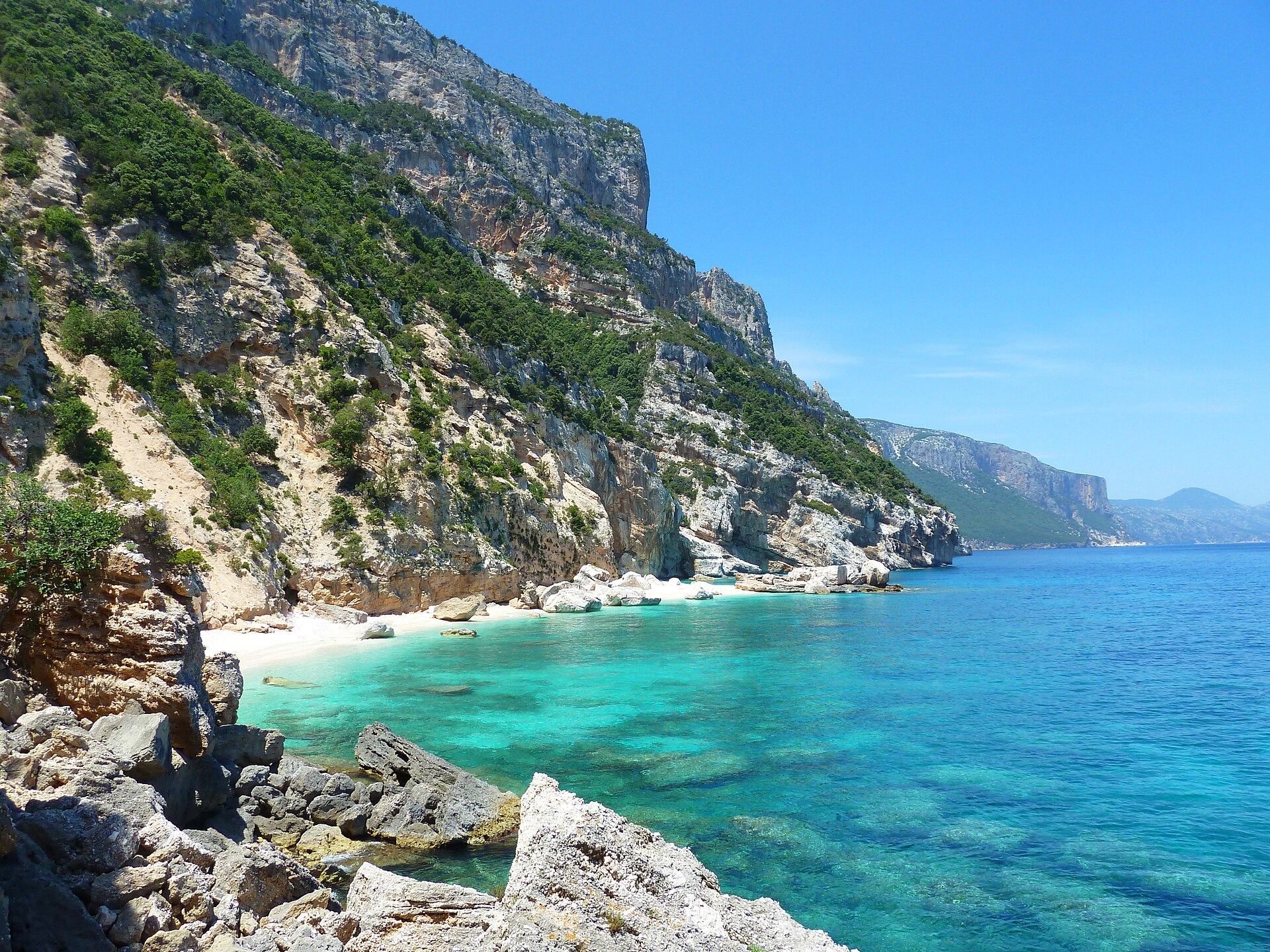 Cala Mariolu e le falesie della costa orientale per una vacanza tra mare e trekking